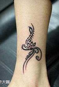 mudellu di tatuatu di vigna di fiore di gamba