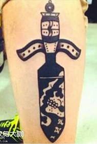 patrón de tatuaje de espada de pierna