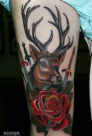 disegno del tatuaggio cervo gamba