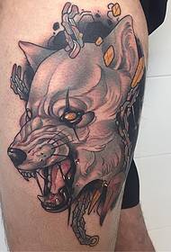 Oberschenkel brechen die Eisenkette des Wolf-Tattoo-Musters