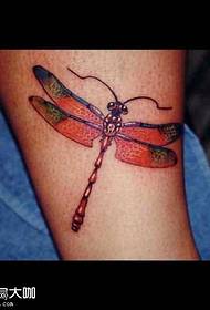 Patrón de tatuaxe de libélula de perna