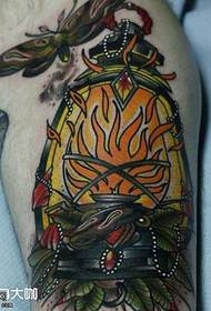 Padrão de tatuagem de lanterna de perna