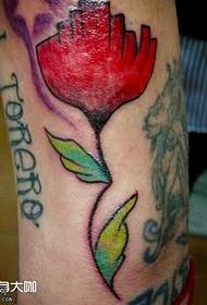 modello di tatuaggio fiore rosso gamba