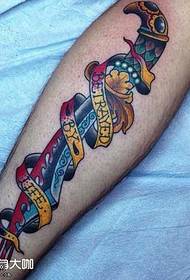 Modello tatuaggio tatuaggio coltello gamba