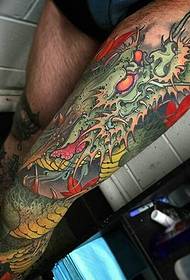 цветен модел на татуировка на дракон, покриващ целия крак