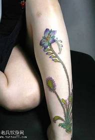 modeli i tatuazheve të luleve të këmbëve