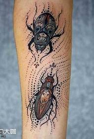 Modello di tatuaggio insetto gamba