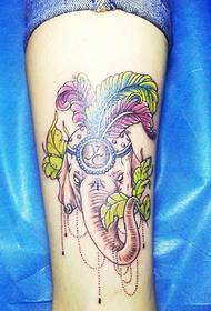 Patrón de tatuaje de elefante de color de pierna tipo look