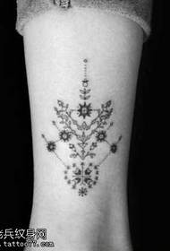 bellissimo modello di tatuaggio totem gamba