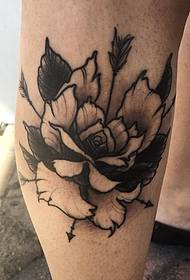 blauzdos rožės ir strėlės tatuiruotės modelis