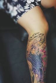 ຮູບແບບ tattoo ສີມ້ວງທີ່ມີສີສັນພ້ອມດ້ວຍລູກງົວ