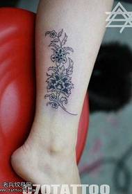 Ben vakre blomstervin tatoveringsmønster