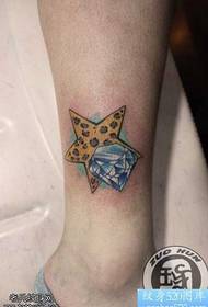 leopardo di gamba stella a cinque puntelli Pattern di tatuaggi cù diamanti di colore