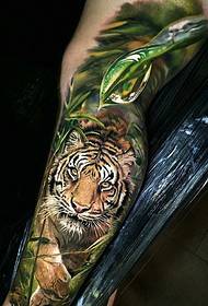 muundo wa tattoo ya tiger 3d mguu kwenye jango la nje