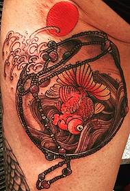 šlaunies tatuiruotės modelis „Goldfish spray“