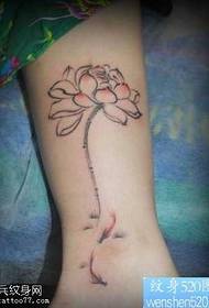 disegno del tatuaggio del calamaro piccolo loto pittura a inchiostro gamba