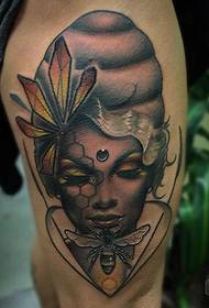 ຮູບແບບ tattoo ແມ່ຍິງທີ່ມີສີຂາລຶກລັບ