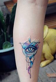 jemný vzor tetovania očí s motívom boha na vonkajšej strane lýtka