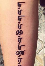 Muodikas tyylikkäiden jalkojen sanskritin tatuointi kuvia