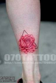 roos tattoo met driehoek patroon