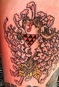 Hōʻuluʻulu tattoo Thigh 蛤蟆 Chrysanthemum