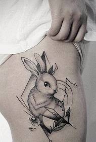девојки бутовите надвор од црно-сивата бела тетоважа со тетоважа со зајак