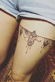 Il modello del tatuaggio a catena della gamba 3d è molto realistico