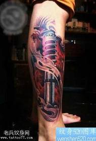 Patrón de tatuaje manipulador de pierna
