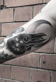Tatoo ya jua na uso wa mwanadamu kwenye ndama