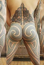 modèle de tatouage maori traditionnel jambes fesses masculines