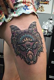 coscia di donna sull'immagine decorativa del tatuaggio del lupo