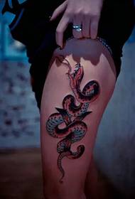 Baisus gėlių gyvatės tatuiruotės modelis ant kojos šono