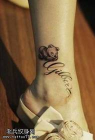 Нога Винни-Пуха с английской татуировкой