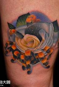 Образец татуировки паука ноги розы