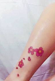 女神腿部美丽小花瓣纹身刺青