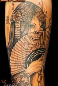 iphethini yomlenze we-geisha tattoo