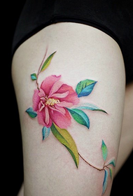 女の子の太もも小さな新鮮な美しい花のタトゥーパターンを描いた