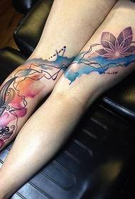 жена Красива акварелна татуировка на крака