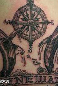 modello tatuaggio squalo bussola gamba