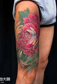Padrão de tatuagem de flor de peônia de perna