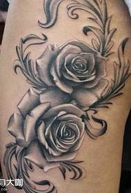kojos juodos rožės tatuiruotės modelis