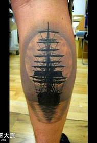 Noga prekrasan uzorak čamca za tetovažu