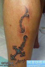 miyendo yowoneka bwino yoyenda ndi tattoo