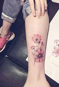 Модная свежая цветочная татуировка на икре