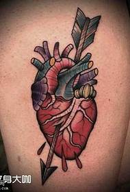 disegno del tatuaggio cuore gamba