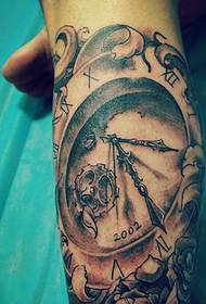 legg svartgrått kompass tatoveringsmønster fullt av sjarm