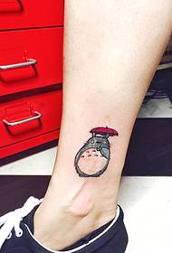 Il tatuaggio del tatuaggio animale del fumetto sveglio del piede nudo è molto carino