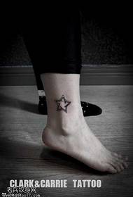 Noga Mali svježi uzorak tetovaže s pet zvjezdica