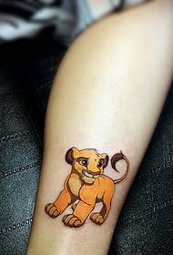 spalvotas mažo gyvūno totemo tatuiruotės tatuiruotė po plikomis kojomis