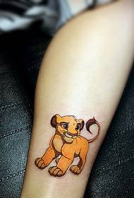 tatuaggio colorato con totem di piccoli animali a piedi nudi